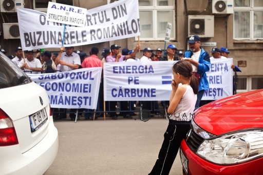 Complexul Energetic Oltenia reduce numărul de şefi cu 100 abia de la jumătatea anului, deşi anunţase decizia în februarie