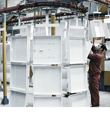 Divizia de electrice a grupului de construcţii Menatwork a crescut producţia cu 24% în 2015