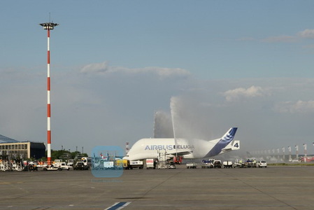 Un avion gigant Airbus Beluga a aterizat în premieră, miercuri, în România. FOTO, VIDEO