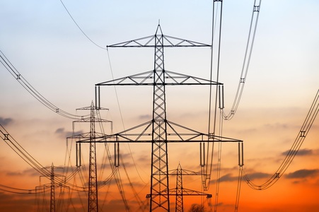 Distribuitorii de energie din România ar putea fi obligaţi să subcontracteze pe bucăţi managementul reţelei