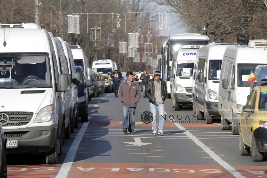 Transportatorii români organizează marţi un protest faţă de Franţa, care a introdus un salariu minim pentru şoferii străini