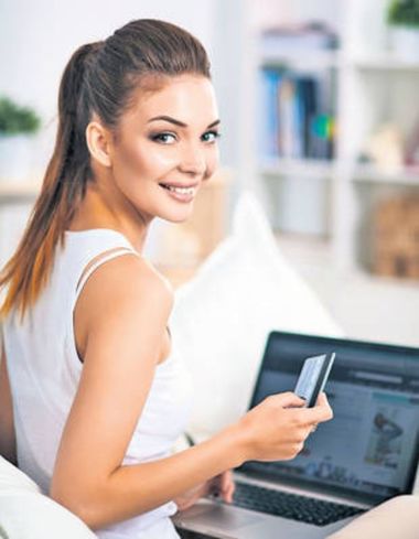Studiu: Românii cumpără online pentru a economisi bani