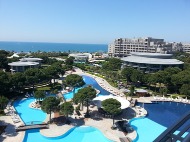 Antalya riscă să piardă 3 milioane de turişti din cauza crizei cu Rusia; prin reducerea preţurilor hotelierii speră să crească numărul turiştilor români