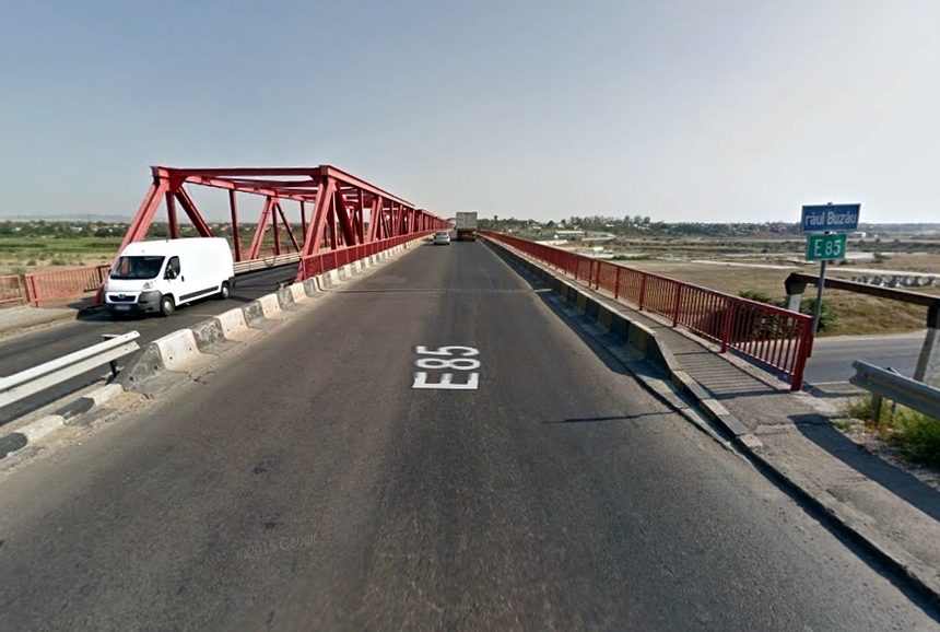 Circulaţia pe podul de la Mărăcineni, care leagă Muntenia de Moldova, se va desfăşura pe câte o singură bandă pe sens până la sfârşitul anului 