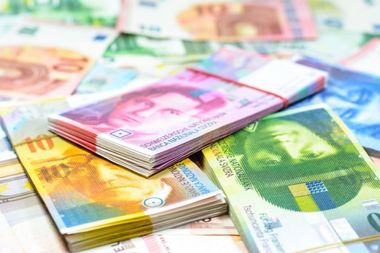 Tribunalul Bucureşti a decis îngheţarea cursului pentru un credit în franci elveţieni dat de Banca Românească, precum şi denominarea în lei