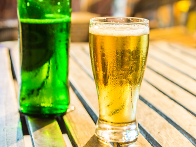 Românii beau mai multă bere - consumul a crescut la 80 de litri pe cap de locuitor, în 2015; ţara noastră pe locul opt în Europa