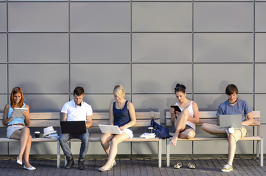 STUDIU: Tinerii din generaţia Millennials evită companiile de stat, sunt mai exigenţi cu angajatorul şi mai puţin ataşaţi de job
