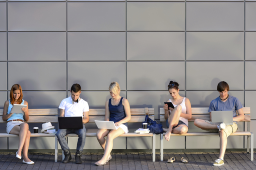 STUDIU: Tinerii din generaţia Millennials evită companiile de stat, sunt mai exigenţi cu angajatorul şi mai puţin ataşaţi de job
