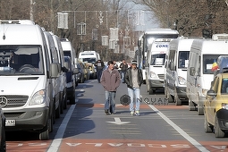 Şoferi de la firme de transport din Braşov protestează cu maşinile pe centura ocolitoare a oraşului faţă de scumpirea RCA