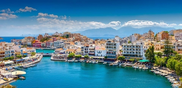 Paravion: Peste 60% din pachetele turistice din iulie au fost rezervate de familii cu copii; insulele greceşti sunt cele mai căutate 