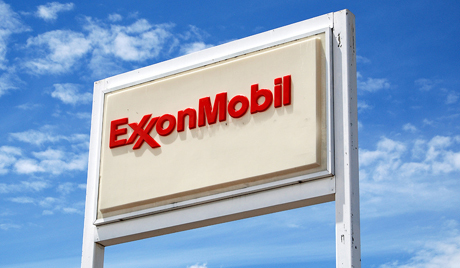 Exxon Mobil a afişat un profit trimestrial în scădere cu 59%, din cauza ieftinirii petrolului