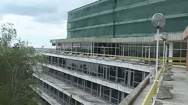 Circa 40 de hoteluri de pe litoral zac în paragină de zece ani şi afectează tot turismul românesc de la Marea Neagră
