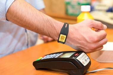 Banca Transilvania a lansat o brăţară prin care se pot face plăţi contactless, o premieră pentru România