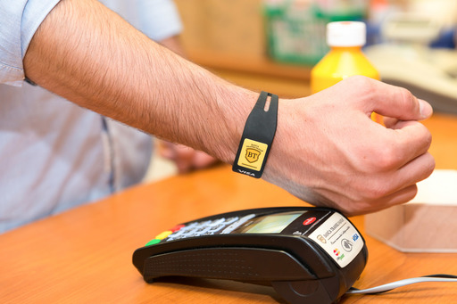 Banca Transilvania a lansat o brăţară prin care se pot face plăţi contactless, o premieră pentru România