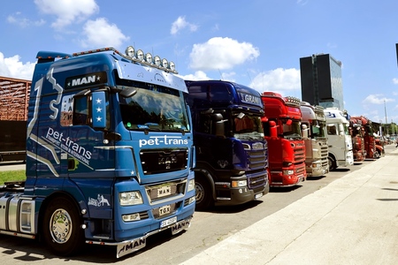 Transportatorii susţin că tarifele RCA pentru camioane sunt de patru ori mai mari decât ar fi normal şi cer Guvernului să intervină pe piaţă