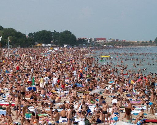 Circa 300.000 de români îşi petrec minivacanţa de Sfânta Maria în România, din care peste jumătate pe litoral. Bugetul mediu pentru o minivacanţă în străinătate ajune la 350 de euro  