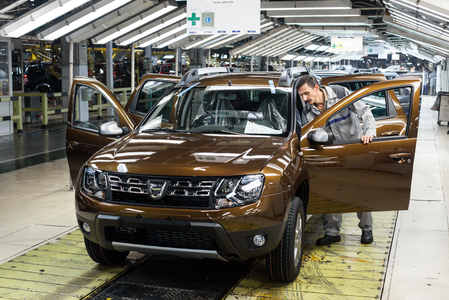Producţia auto românească, în scădere cu 5,3% în primele şase luni. Românii au cumpărat mai multe maşini din import 