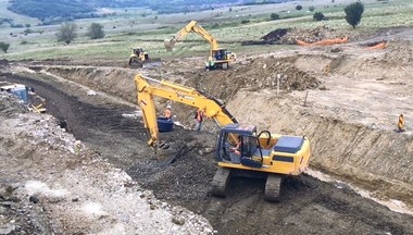 Şeful CNADNR a făcut inspecţii de zi şi de noapte pe şantierul lotului 3 al autostrăzii Sibiu-Orăştie, care ar trebui redeschis circulaţiei în septembrie