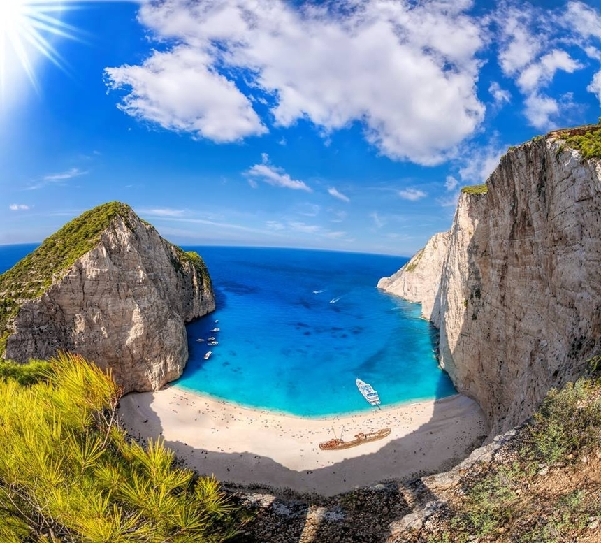 Grecia, marea câştigătoare din turism, în urma problemelor Turciei. Mai mult de jumătate dintre turiştii români care şi-au rezervat vacanţe în afara ţării şi-au petrecut concediile în insulele elene 