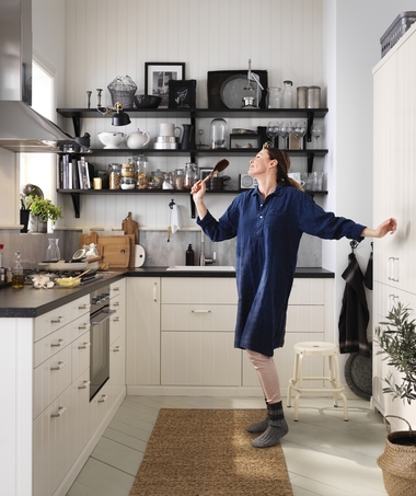 Ikea a lansat noul catalog pentru România, cu preţuri neschimbate faţă de anul trecut. Aproape 900.000 de familii vor găsi catalogul în faţa uşii în zilele următoare 