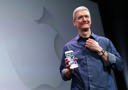 Tim Cook a primit acţiuni Apple de 373 milioane dolari, în cinci ani la conducerea companiei