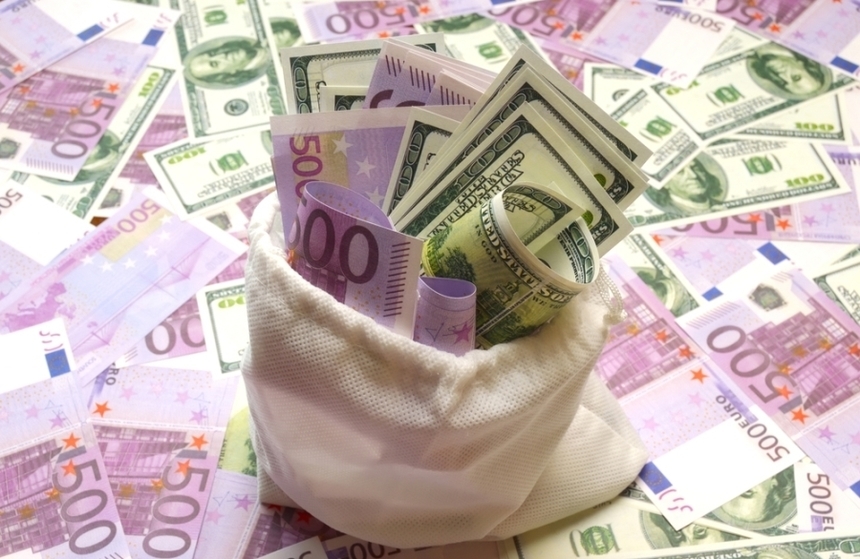 Euro coboară sub pragul de 4,45 lei, nivel minim al ultimei luni