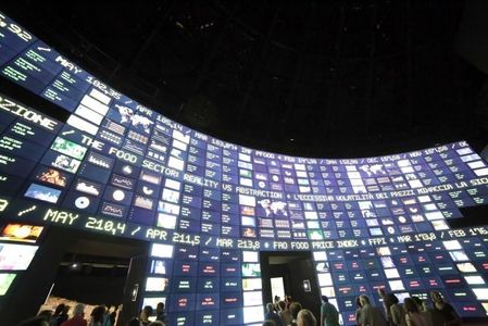 Dolarul se depreciază, în timp ce bursele mondiale cresc