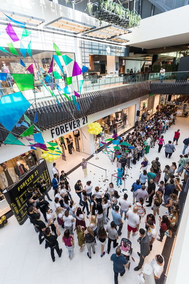 Americanii de la Forever 21 au intrat în lupta cu Zara şi H&M; aproape 20.000 de persoane au trecut pragul magazinului în prima zi
