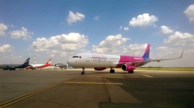 Cele mai importante trei companii aeriene low-cost au transportat în primul semestru peste 4,5 milioane de pasageri în România şi acoperă aproape două treimi din piaţă