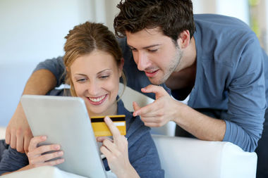 
CEL.ro: Românilor le place să cumpere online telefoane mobile, aparate de aer condiţionat şi electrocasnice mari
