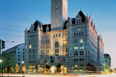Cu mai puţin de două luni înainte de prezidenţiale, Trump a inaugurat un hotel de lux în apropiere de Casa Albă