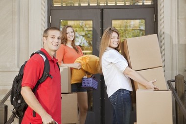 Proprietarii vin cu oferte tentante pentru studenţi: sub 200 de euro pe lună pentru un apartament cu două camere în Berceni