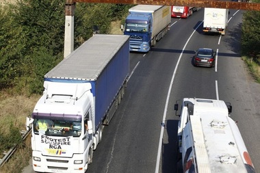 Transportatorii protestează în faţa prefecturii din Iaşi; peste 100 de şoferi participă la protest, centrul oraşului fiind blocat