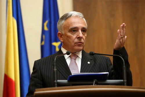 Isărescu: Niciodată nu am văzut în 26 de ani o situaţie macroeconomică mai bună ca acum în România, dar nici riscurile nu au fost atât de mari. "Când cazi de sus, riscul este mai mare"