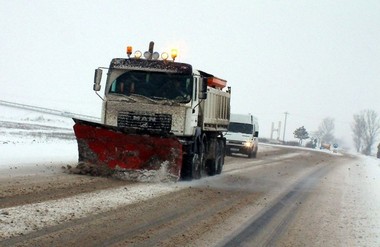Stadiul pregătirilor pentru deszăpezire: CNAIR nu are contracte pentru 13 secţiuni de drumuri naţionale şi trei tronsoane de autostradă. Pentru şase loturi se vor derula negocieri directe pentru lucrări