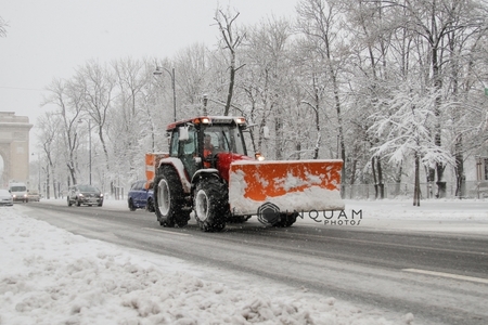 CNAIR: 377 de autoutilaje au acţionat pe drumurile publice şi au răspândit 1.107 tone material antiderapant 