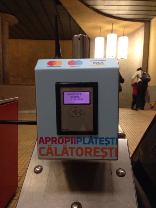 Premieră la metrou: călătorii cu carduri contactless emise de orice bancă nu vor mai avea nevoie de cartele, pot plăti prin simpla apropiere a cardului. Bucureştiul devine a doua capitală din Europa cu un astfel de sistem