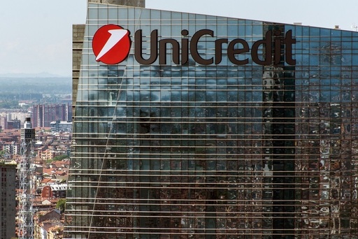 Unicredit îşi majorează capitalul cu 13 miliarde euro şi va concedia încă 6.500 de angajaţi