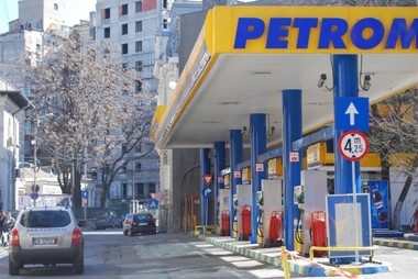 CNAIR: Şoferii nu pot plăti roviniete şi taxe de pod la benzinăriile OMV Petrom, din cauza unor probleme tehnice