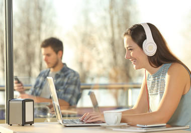 STUDIU: Doar 12% dintre firmele româneşti cu peste 10 angajaţi şi-au făcut publicitate pe internet în 2016, cel mai scăzut procent din UE