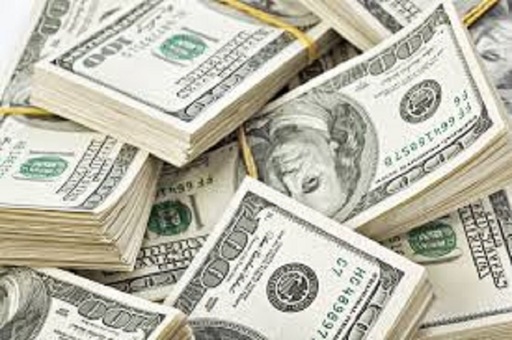 Dolarul scade din cauza unor riscuri semnalate de Rezerva Federală, care ar putea influenţa politica dobânzilor