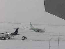 Niciun avion nu a mai decolat de pe aeroportul Otopeni după ora 6, din cauza ninsorii. Primul avion ar putea pleca la 8.30 