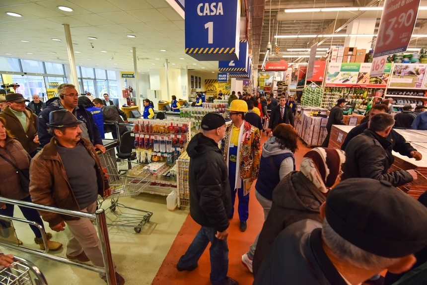 STUDIU: Aproape o treime din români sunt nemulţumiţi că personalul din marile magazine este insuficient 