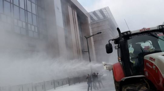Un grup de producători de lapte au pulverizat lapte praf pe clădirile Consiliului European