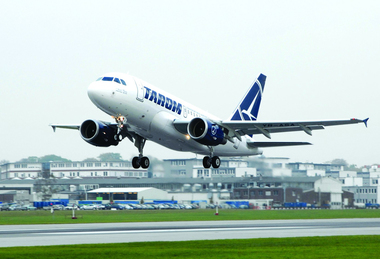 Cursa Tarom Bucureşti-Timişoara, cu 21 de pasageri la bord, nu a putut ateriza pe aeroportul timişorean din cauza ceţii