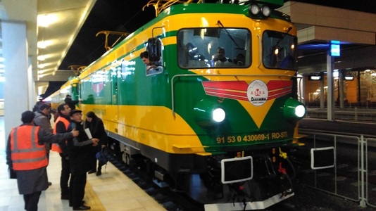 Compania Astra Transcarpatic a pus în circulaţie primul tren pe ruta Arad-Bucureşti; garniturile au sisteme de divertisment, de informare, pasagerii primind gustări şi băuturi - FOTO