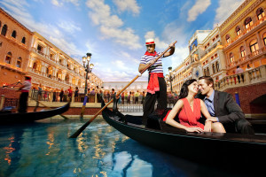 Cum sărbătoresc românii Valentine’s Day: Cuplurile de tineri cheltuiesc 700-800 lei pentru o excursie internă şi 400-500 euro în străinătate. Tinerii sunt mai atraşi de sărbătoarea occidentală a îndrăgostiţilor decât de Dragobete