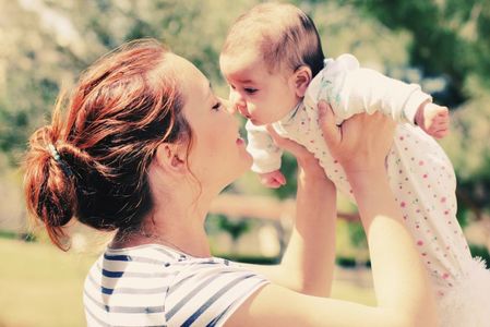 Studiu: Din ce în ce mai multe mame din Germania revin după naşterea unui copil la joburi part-time