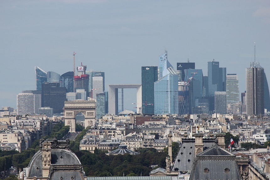 Parisul vrea să atragă companii de servicii financiare din Londra prin construcţia a şapte zgârie-nori