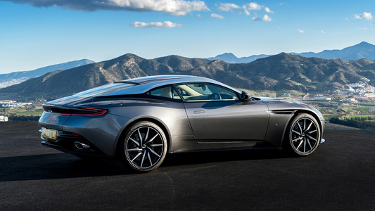 Aston Martin mizează pe seria James Bond pentru o creştere a veniturilor cu 37% în acest an 